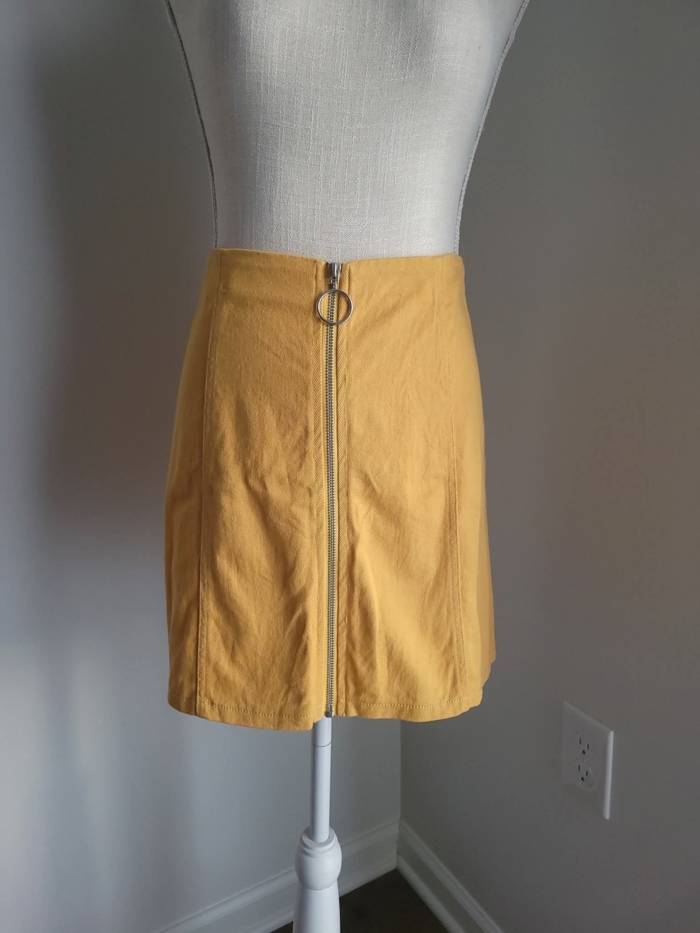Front-Zip Yellow Mini Skirt with Ring Pull